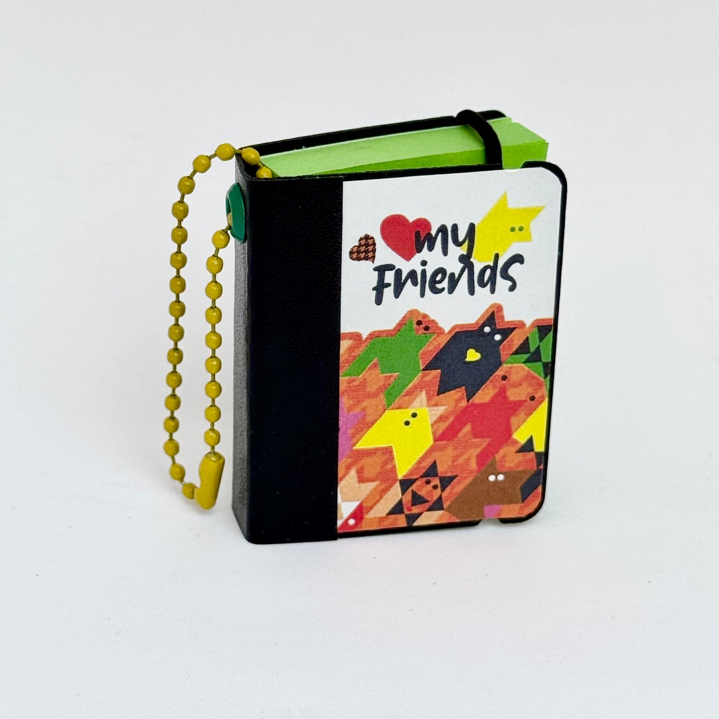 Estuche en forma de libro con Notas Adhesivas y Llavero de bolitas