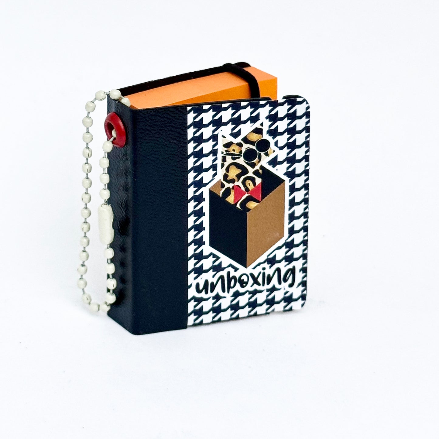 Estuche en forma de libro con Notas Adhesivas y Llavero de bolitas