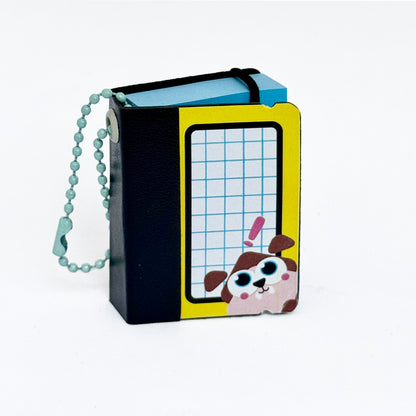 Estuche en forma de libro con Notas Adhesivas y Llavero de bolitas
