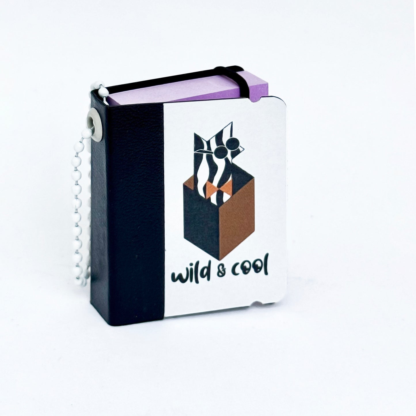 Estuche en forma de libro con Notas Adhesivas y Llavero de bolitas