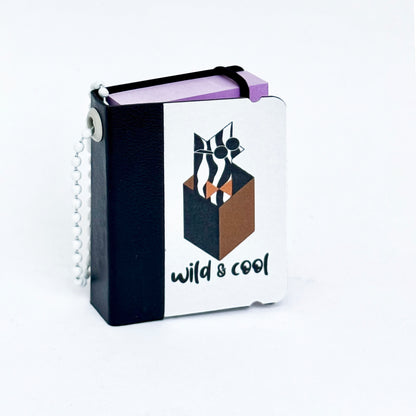 Estuche en forma de libro con Notas Adhesivas y Llavero de bolitas